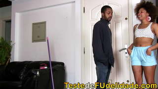 Lehibeny ny tena mampitolagaga hatsaran&#039;ny tia mijery ny mpiasa an-trano ny sexy Giovanna Bombom amin&#039;ny mitoto vary an-trano, amin&#039;ny alalan&#039;ny fampiasana fotsiny ny mena lingerie sehatra feno ao amin&#039;ny-Toerana ny Fitsapana de Fudelidade