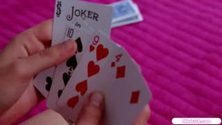 Petits pits rossa, té una veritable hottie a la seva habitació.Es fan un petó i xuclar els pits abans que ella llepa el seu cony afaitat.Ella facerides la petite babe en un 69er