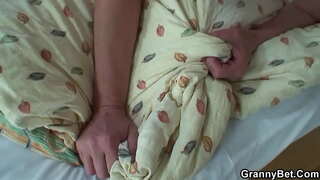 Vecā sieviete savaldzina jaunais puisis