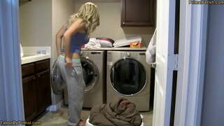 ���ाझ्या StepMom सांगणार नाही माझ्या Hard आम्ही आहोत झवणे