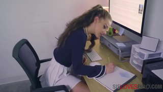 Virgin Nerd Schwëster Sicht Brudder s Schwanz Interessant