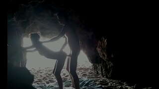 זוג מזדיין על החוף