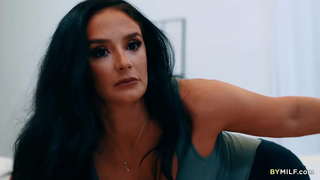 Секогаш роговиден колеџ човек има секс со Stepdaughter и Stepmom