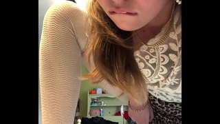 Rubio masturbates en saia