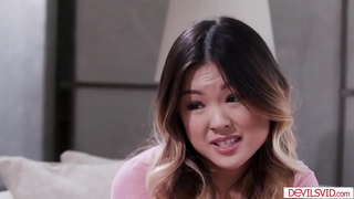 Kis mell ázsiai, meg a szőke bff egy hármast a szomszéd