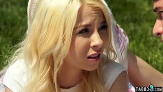 Teen stepsister bajingan kira-kira ing taman ruangan