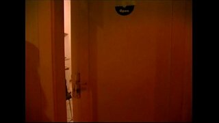 Хүчит эзэгтэй өгдөг нь сайхан handjob