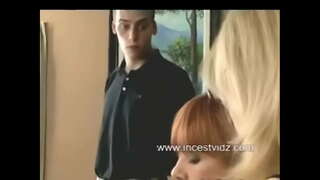 ���డుగు తల్లి మరియు సవతి కొడుకు సందర్శించండి ఆధిపత్య అడుగు అత్త న ఆమె పుట్టినరోజు