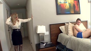 Big boobed milf blonde i stocaí agus gairtéir