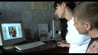 Hau babe zabaltzen ditu, hankak zabal-zabalik