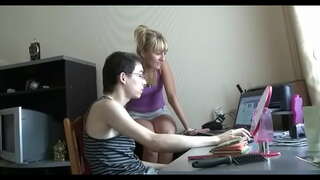 Ва он гоҳ бача берется барои худро ба қалам