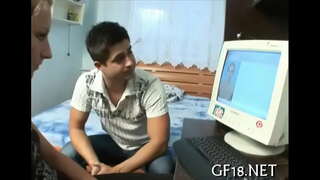 ���ழகான சட்ட வயது இளைஞனை பெண் நிற்கிறது நாய் ஃபேஷன்