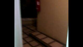 Жена Трахается в отеле с открытой дверью, богатые стоны