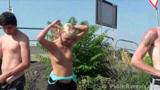 Y. blonde cailín POIBLÍ gnéas tsráid i solas lae leathan