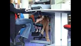 Açıq kitabxana altında tam yubka