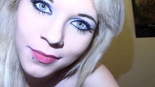 Гаряча сексуальна дівчина Пускає слину На мову