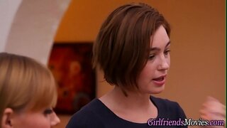 Buah dada remaja licks lesbian