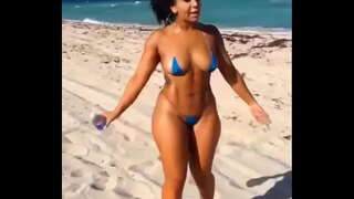Latina Sexy en mini bikini en la playa