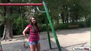 ���ริสติน่ากันในที่สาธารณะสำหรับเงินสด