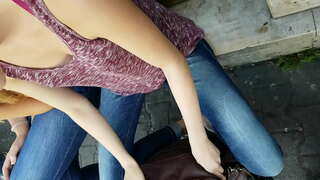 Downblouse meisjes op straat en in de openbare