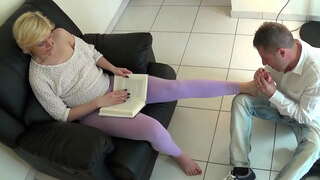 Leccami Këmbët dhe peeing Në Gojë