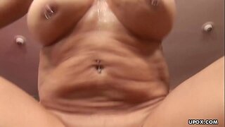Nanindrona ny Milf mahazo matsiro mouthful avy ny tanora fucker
