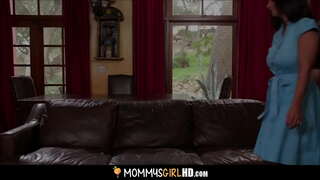 MILF အဆင့်အမေ&amp;amp;သေးငယ်လိင္တူခ်စ္သူျမျှဝေဝမ်းထဲ