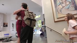 Мајка ебе придружник&amp;#039;s ќерка На Брат Студија И си го Цица