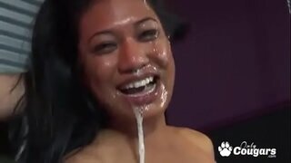 Lyla Lei Hat Ihr Hübsches Asiatisches Gesicht Bedeckt Mit Sperma