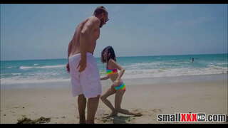 ���័យក្មេងនិងស្រីតូចក្មេងស្រីផ្កាម្លិះផេះទទួលបានតូចលាតសន្ធឹង Pussy ដោយយ៉ាងធំផ្អៀងបុរសម្នាក់ពីឆ្នេរ