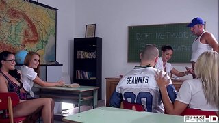 المراهقين دوللي Diore &amp;amp; كاثي السماء حصة المعلم الديك مع اثنين من قرنية الأصدقاء في الفصول الدراسية