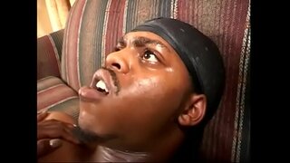 Geulis redhaired coklat babeh Kelly Pamaréntahan ieu coughed engkol cai dina sungut nya sanggeus jamming nya buluan twat