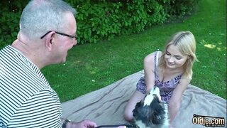 Молодая блондинка заставляет старика кончить ей в рот