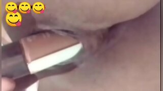 הייס ברונעט טין דורך די אַנוס