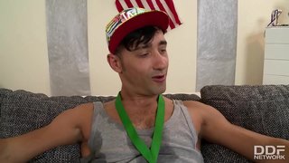 Laimīgais uzvarētājs fucks Anita B. up viņas ass kamēr lesbo pusaudžu Jenny rubs viņas slapjš clit