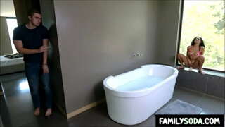 Үлкен сиськи бар Қыз құмарлықпен мастурбация жасайды