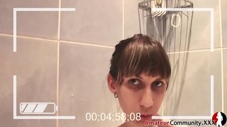 Lèd jèn timoun kache nan twalèt dwèt tèt li