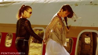 Секси Лезбејка ѕвезди Allie и Џена 69 и fingerbang во Пустината.