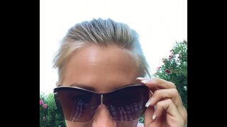 Yo dedo mi apretado coño en público césped