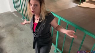 Stepmom irascitur, eam stepson cums in medio eius pussy