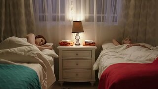 ہم جنس پرست نرم مزہ کے درمیان ایک سرخ بالوں والی اور ایک سنہرے بالوں والی لڑکی