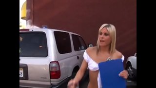 ���ယ်ငယ်ကြာခက်ငသာသူမ၏စိုစွတ်သောဆံပင်ရိတ်တွက်