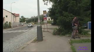 A chur óg fraochún a fuck faoi dhroichead i bpáirc phoiblí