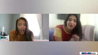 Coed gfs ဆုံးဖြတ်သုံးစွဲဖို့သူတို့ရဲ့ကစားစရာအတွင်း videocall။အဆိုပါ busty သူငယ်အိုနစ္တိုသူမ၏မြည်းနေစဉ်အသေးစား tits ဆံငျသူမ၏မြည်းကိုအပေါ်တစ်ဦးကစားစရာ